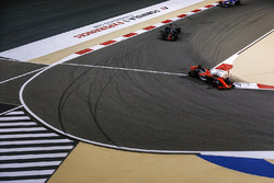 Fernando Alonso, McLaren MCL32, Kevin Magnussen, Haas F1 Team VF-17