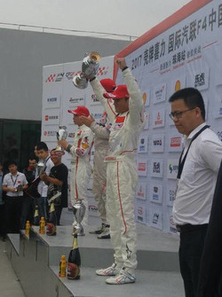 Podium Race 2, posisi pertama Charles Leong, posisi kedua Charles Lin, posisi ketiga David Sitanala