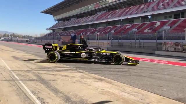<b>Daniel Ricciardo</b> prueba el Renault R.S.19 - Fórmula 1 Videos