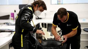 Fernando Alonso comienza el trabajo en la sede de Renault F1 Team