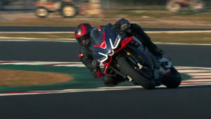 Max Biaggi montando la nueva Aprilia RSV4 en Misano