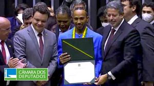 Veja como foi a homenagem a Hamilton na Câmara