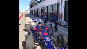 Alex Albon al volante del STR14