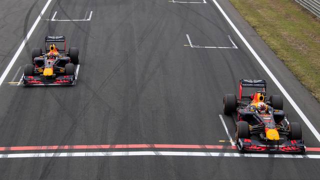 Max Verstappen y <b>Pierre Gasly</b> en el RB7 - Fórmula 1 Videos