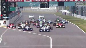 Salida de la carrera 1 de la Súper Fórmula en Suzuka