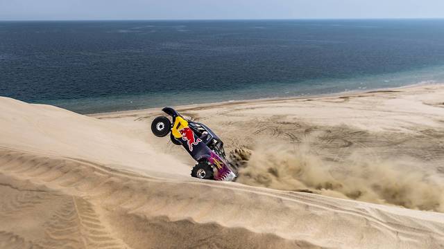 <b>Jorge Lorenzo</b> y Al-Attiyah rompen las dunas - MotoGP Videos