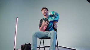 Pierre Gasly przedstawia swój kask na F1 2024