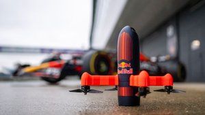 Max Verstappen perseguido por el dron más rápido del mundo
