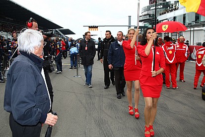 Ecclestone dice que las chicas de la parrilla no molestan