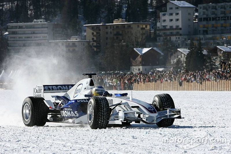 F1オン・ザ・スノー:雪の上を走ったF1マシンたち