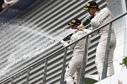 Rosberg állítja: a Hamiltonnal vívott harcuk a Mercedes előnyére vált