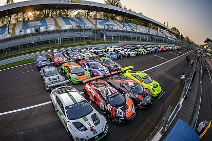 Pirelli изобразила свой логотип из 41 машины GT3