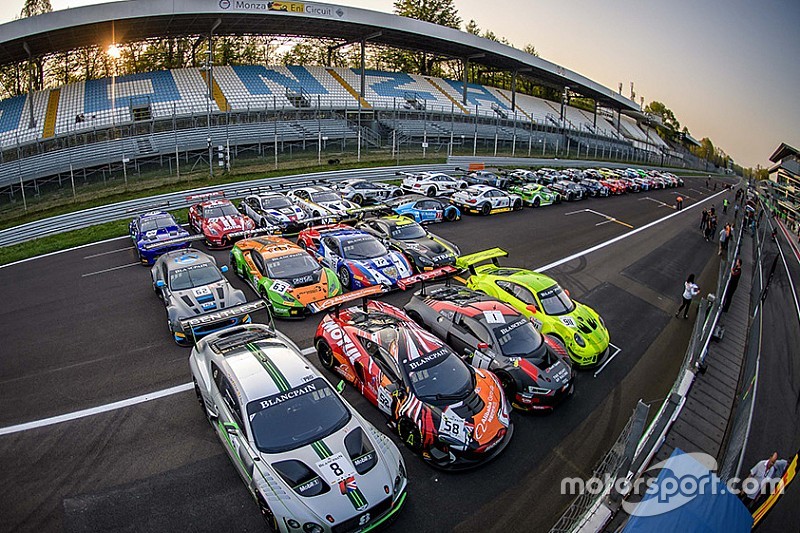 Pirelli изобразила свой логотип из 41 машины GT3