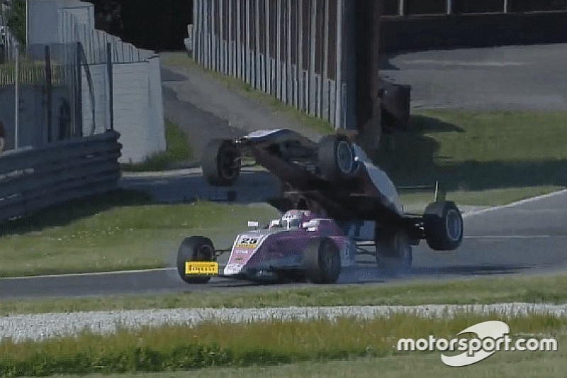 Video: İtalya Formula 4 şampiyonasındaki ilginç kaza