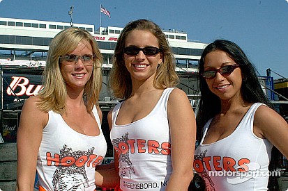 Chase Elliott, Ryan Blaney elegirán a la reina de Hooters 2018