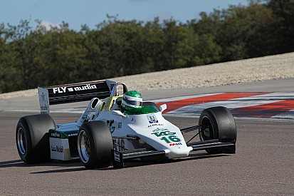 Keke Rosberg futamgyőztes Williamsét viheti pályára Karun Chandhok Thruxtonban