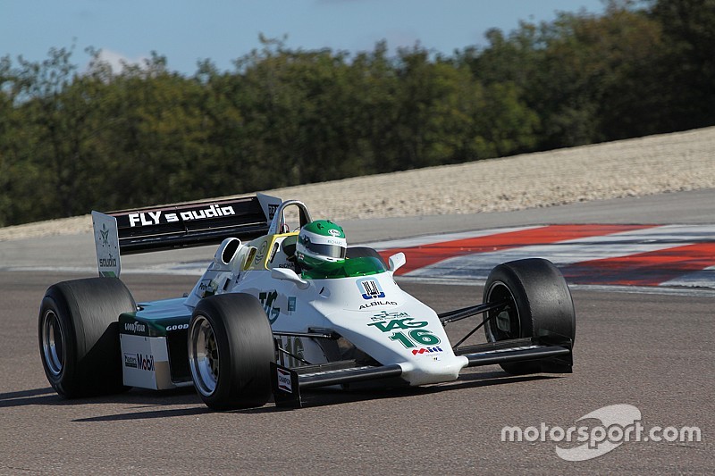 Keke Rosberg futamgyőztes Williamsét viheti pályára Karun Chandhok Thruxtonban