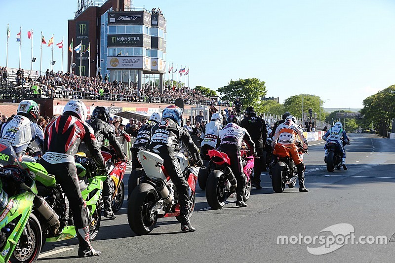 Isle of Man TT: Deelnemer gewond na aanrijding met auto van organisatie