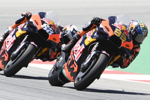 KTM in Barcelona zum ersten Mal mit allen Fahrern in den Punkten