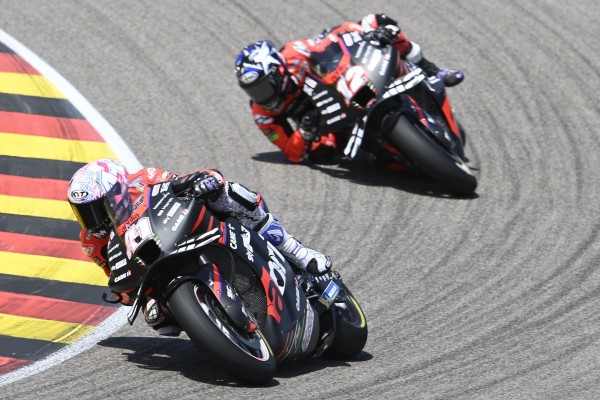 Defektes Device und schlechter Reifen bremsen Aprilia am Sachsenring ein