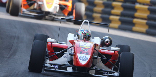 Mortara snatches victory in chaotic qualifying race