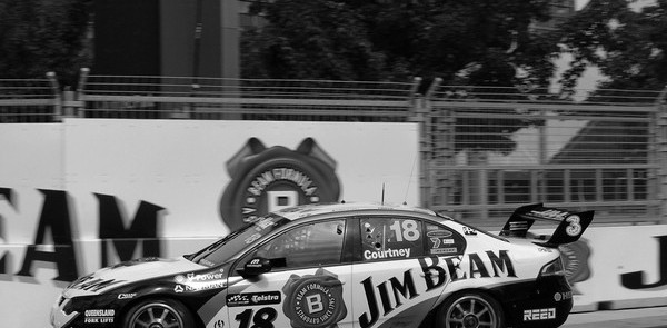 Tander wins Sydney race 1, Whincup scores crown