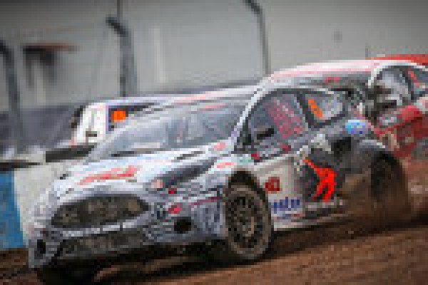 Z Gr&ouml;nholmem, bez Polak&oacute;w