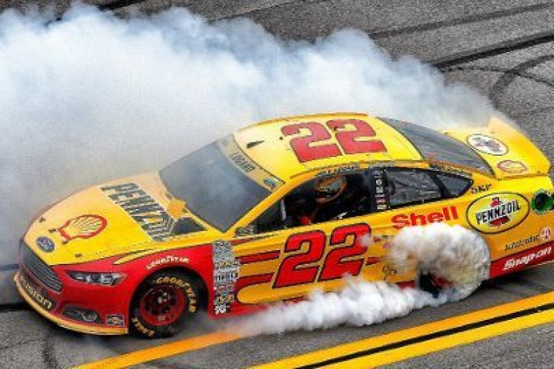 Hat trick Logano