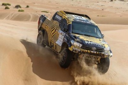 Cztery Hiluxy, cztery Mini, jeden Peugeot