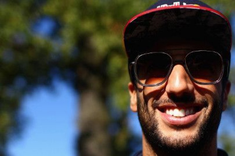 Ricciardo: McLaren byłby lepszy z innym silnikiem