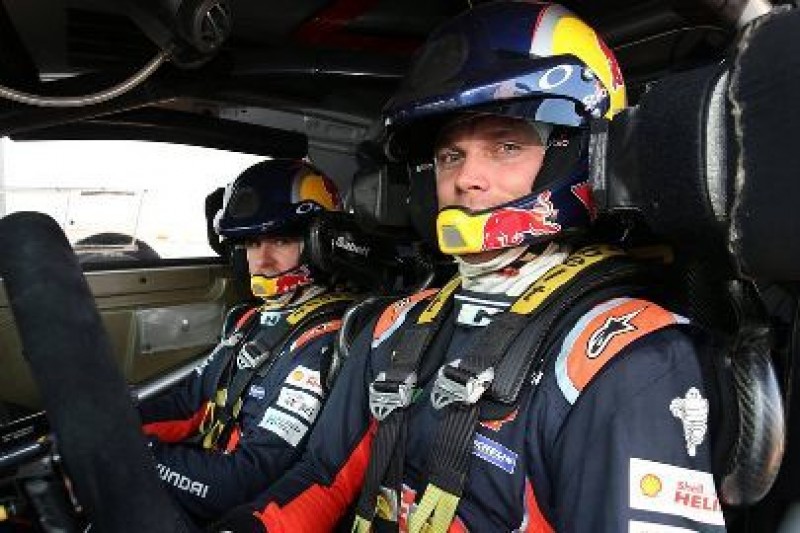 Meeke na szutrze, Mikkelsen na asfalcie