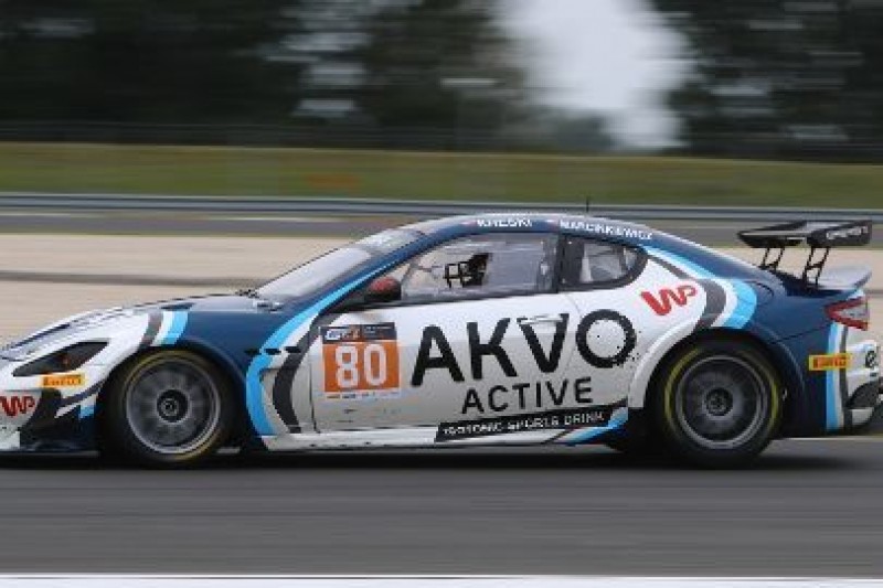 Ginetta przed Porsche