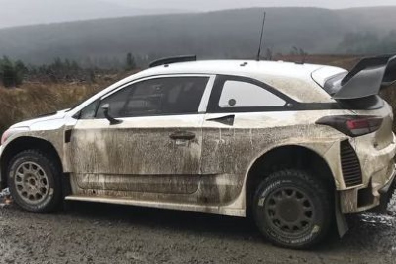 Neuville testował w deszczu