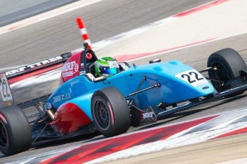Karkosik obok podium