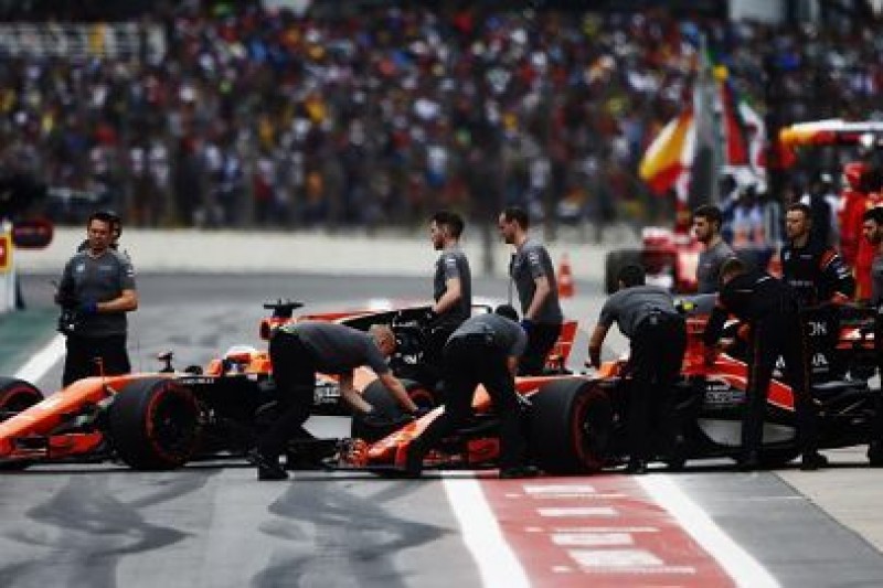 Dwa McLareny na testach Pirelli