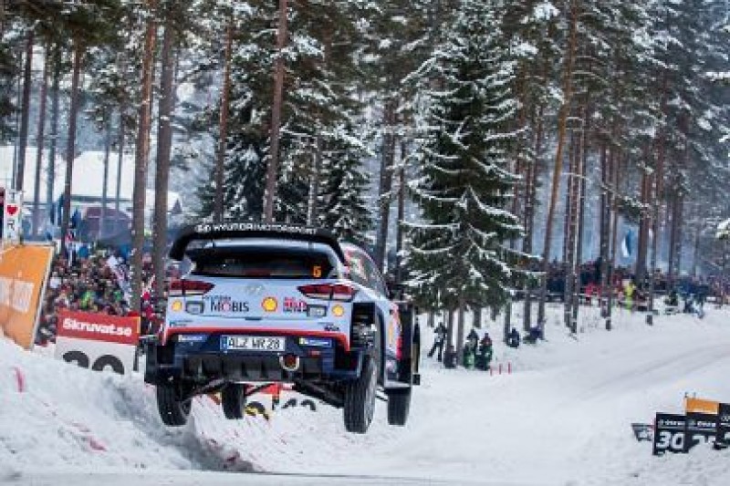 Neuville powiększa przewagę