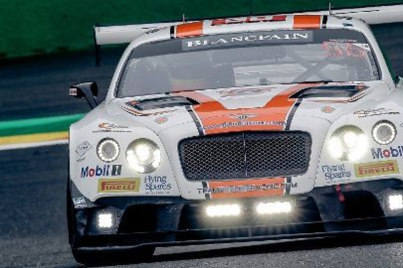 Bentley przed Mercedesami