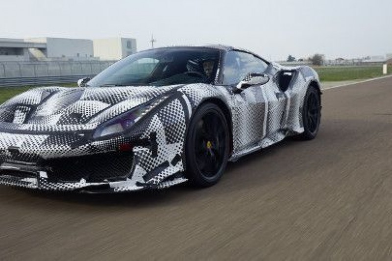 Rossi pojeździł nowym Ferrari