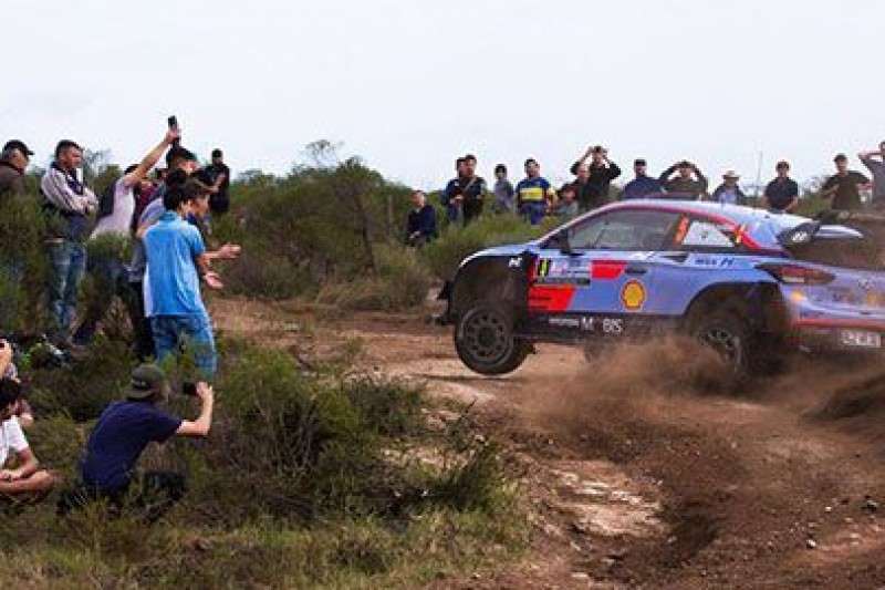 Neuville pierwszym liderem