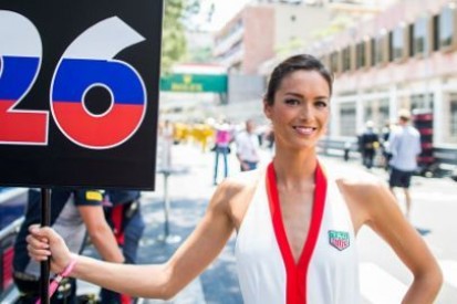 Hamilton i Vettel cieszą się z powrotu grid girls