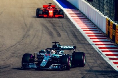 Hamilton zaskoczony brakiem poleceń zespołowych w Ferrari