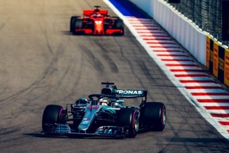 Hamilton zaskoczony brakiem poleceń zespołowych w Ferrari