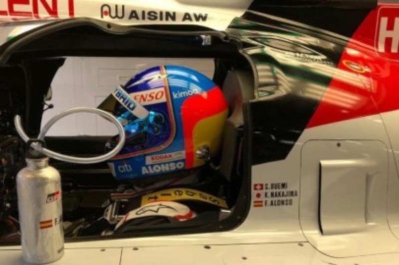 Alonso o sekundę z przodu