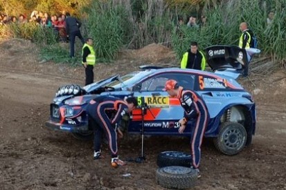 Breen na czele testowego, Neuville dachował (video)