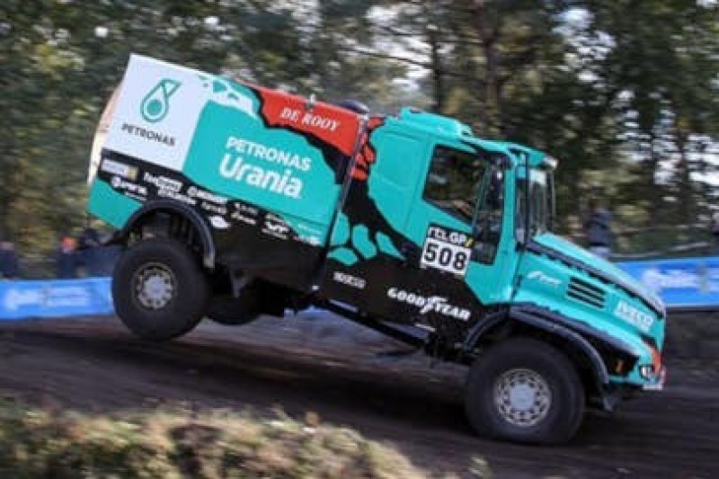 Cztery seledynowe Iveco
