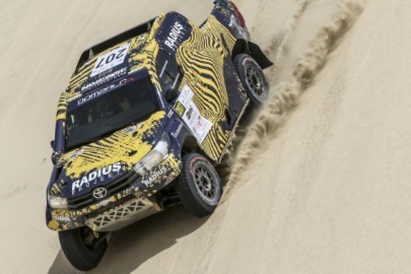 Ojcowie i synowie - dublet Domżała-Marton na starcie Rajdu Dakar