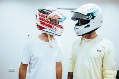 Hamilton i Vettel wymienili się kaskami