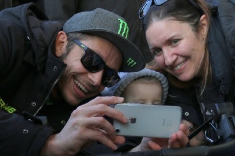 Rossi powiększa przewagę