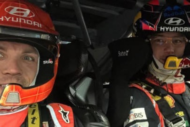 Neuville jeździ pierwszy