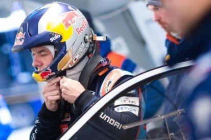 Loeb rolował na testach